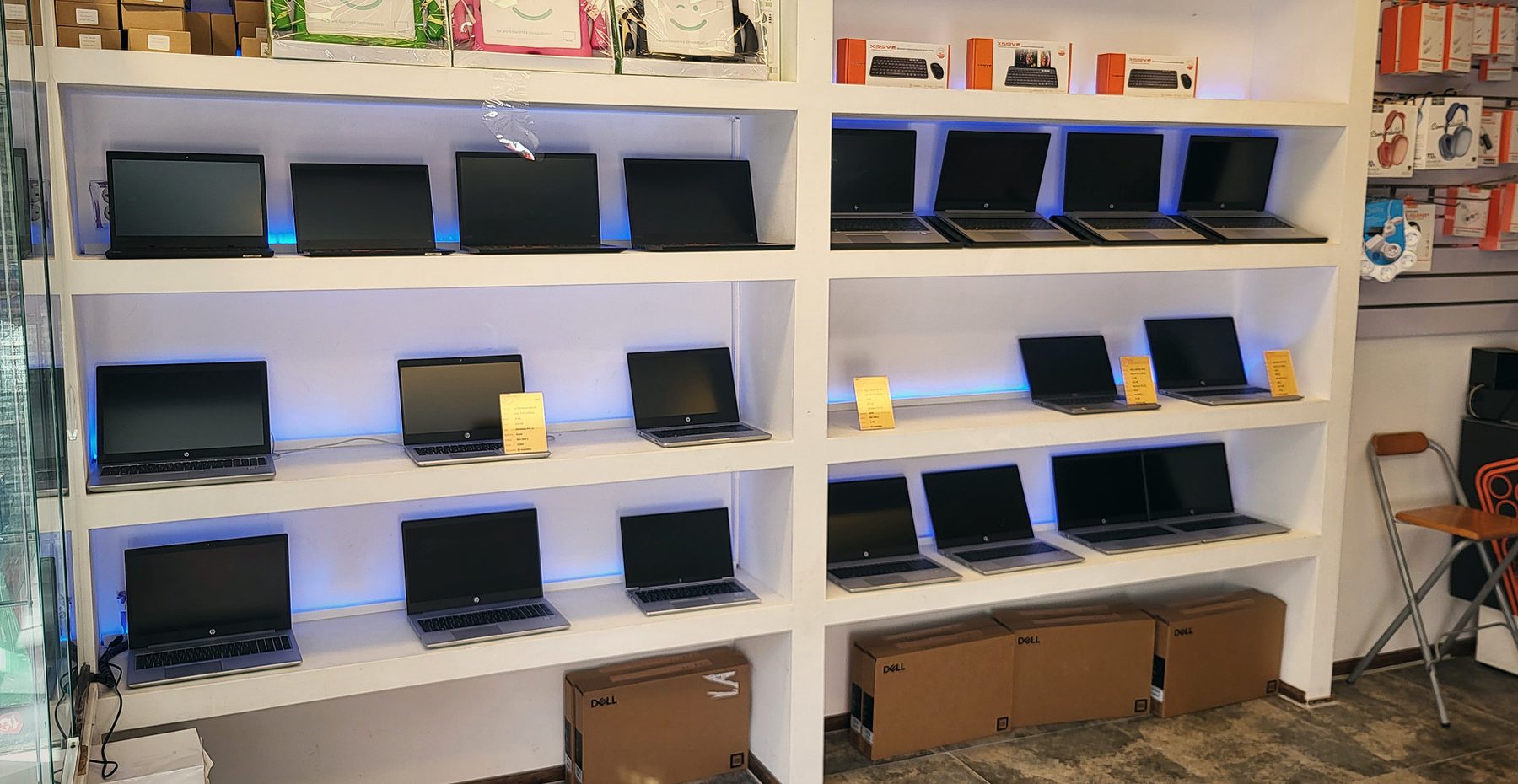 Wand met laptops te koop in de winkel aan de Javastraat