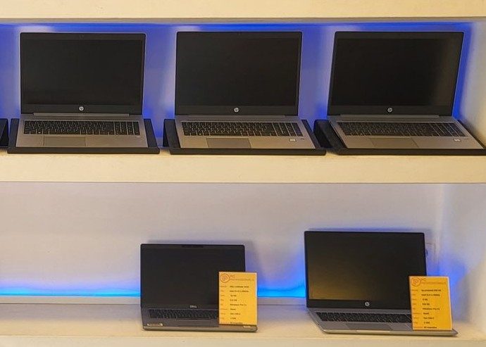 HP- en Dell-laptops in de verlichte schappen van de winkel