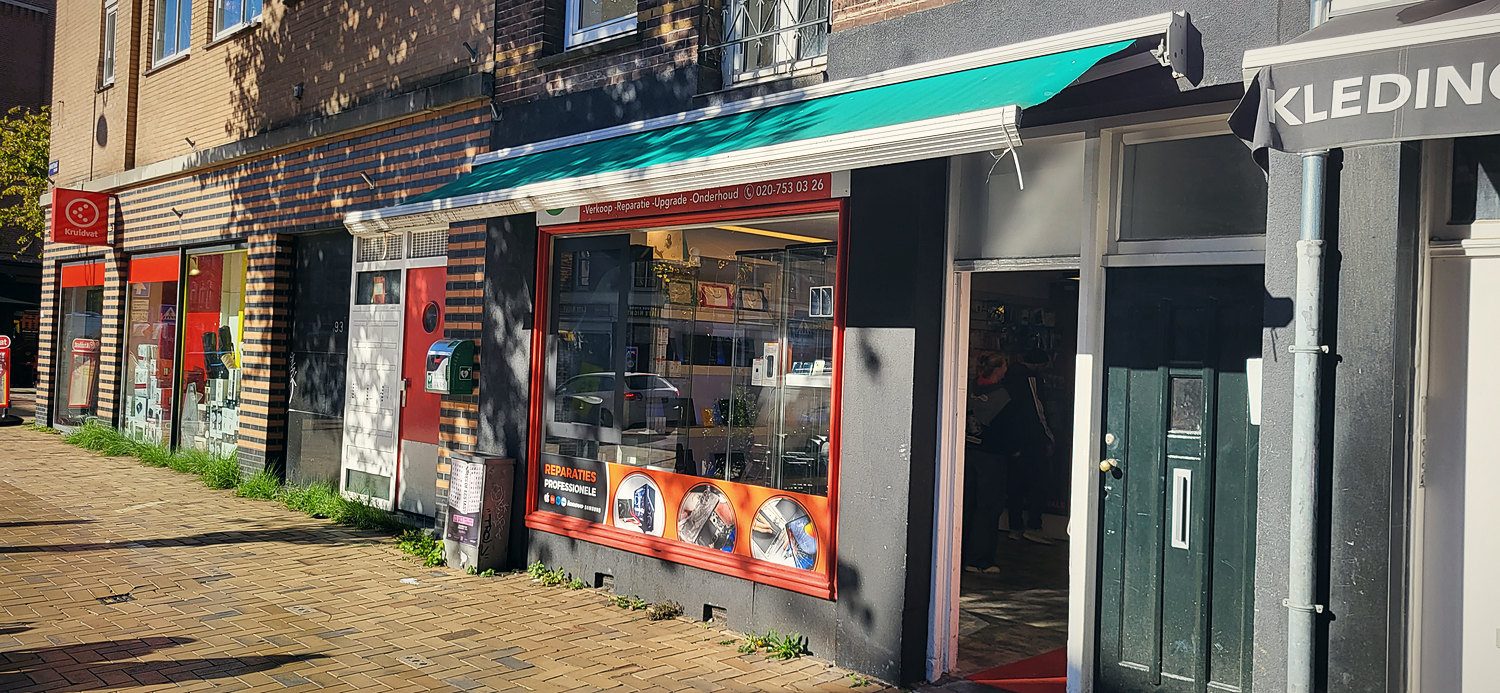 Winkelpui van PC Professionals aan de Javastraat 95 in Amsterdam